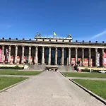 Berliner Altbaubauwohnung In Mitte
