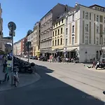 Berliner Altbaubauwohnung In Mitte