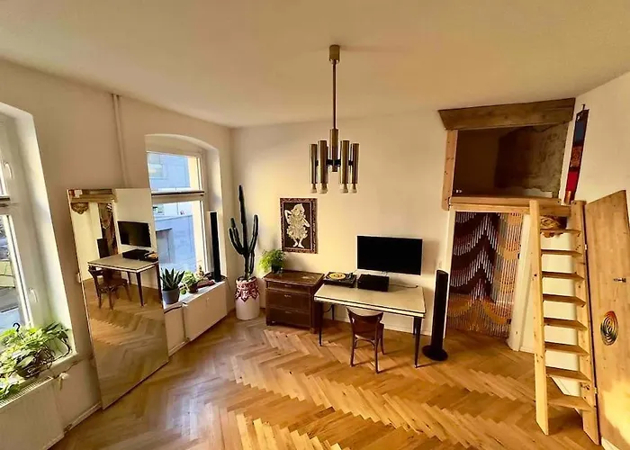 Berliner Altbaubauwohnung In Mitte