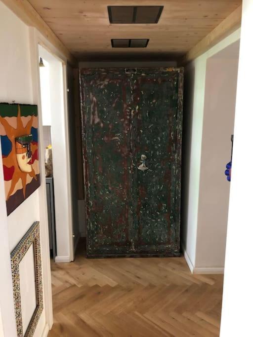 Berliner Altbaubauwohnung In Mitte *