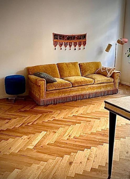 Berliner Altbaubauwohnung In Mitte *